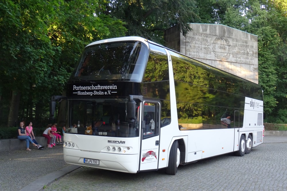 Vereinsbus vor dem sowjetischen Ehrenmal in Berlin